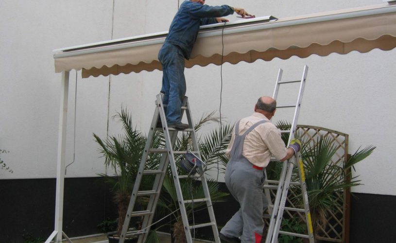 Awning during installation_3