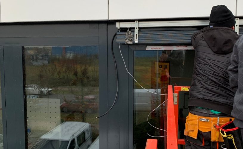 Venecian blind during installation