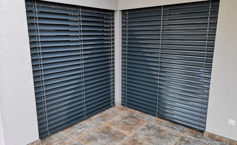Venecian blinds